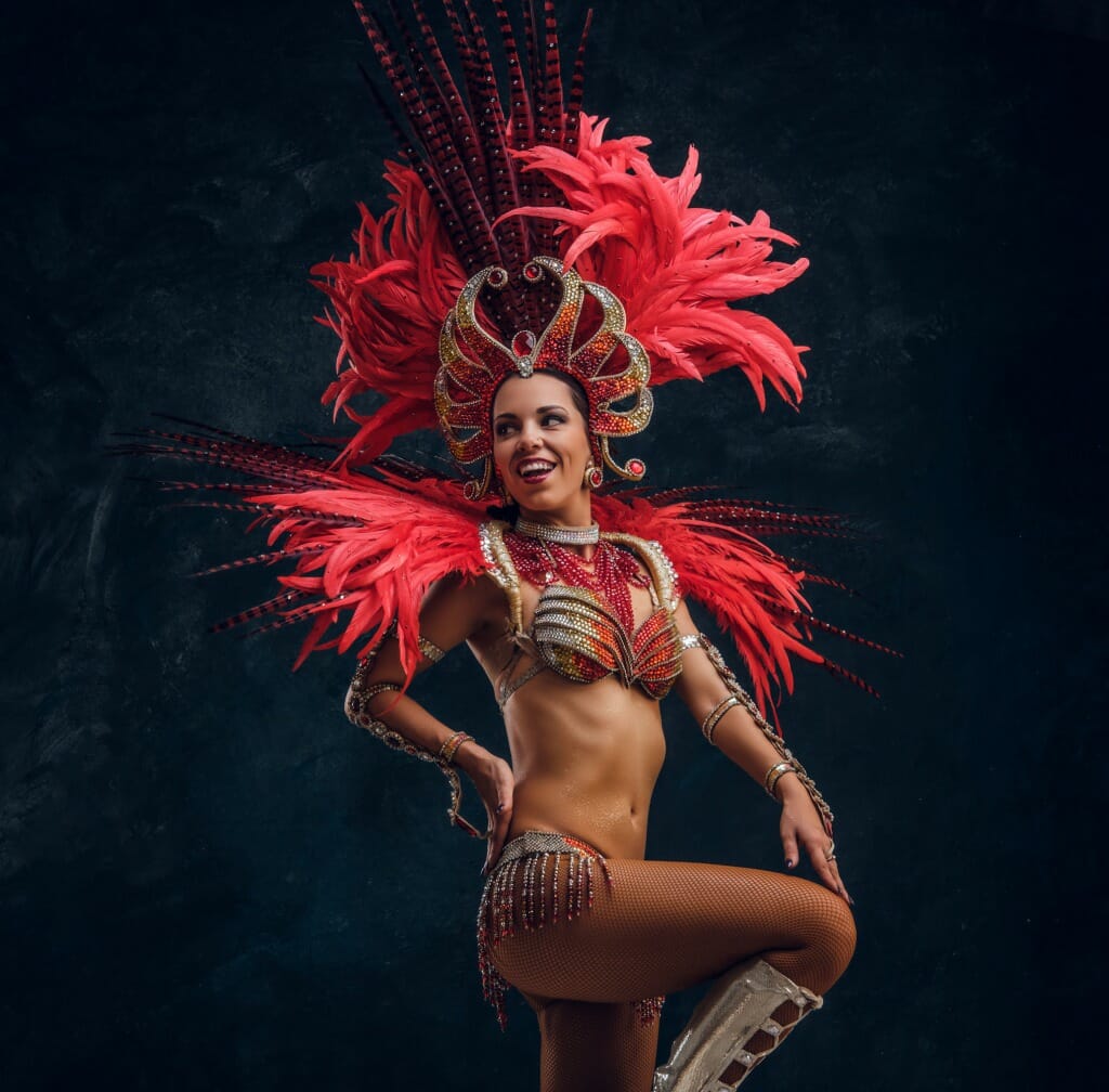 danseuse de cabaret avec plumes rouge promocyrk